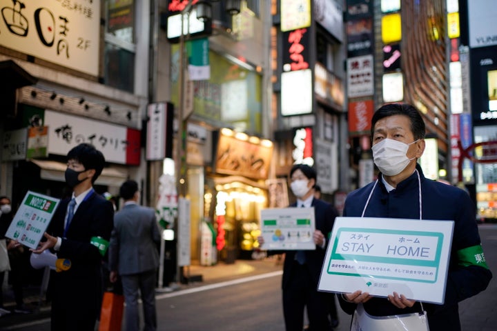 緊急事態宣言の最中、都内で「STAY HOME」を呼びかける都職員＝4月17日