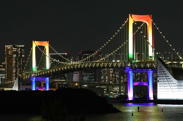 レインボーブリッジ。「東京アラート」発令の場合は赤に点灯する。