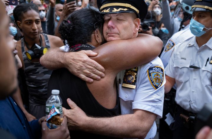 Ο επικεφαλής της Αστυνομίας της Ν. Υόρκης αγκαλιάζει έναν διαδηλωτή. (AP Photo/Craig Ruttle).