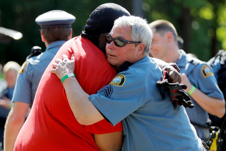  Μια θερμή αγκαλιά αστυνομικού με διαδηλωτή στο Σεντ Πολ της Μινεσότα. (AP Photo/Julio Cortez)