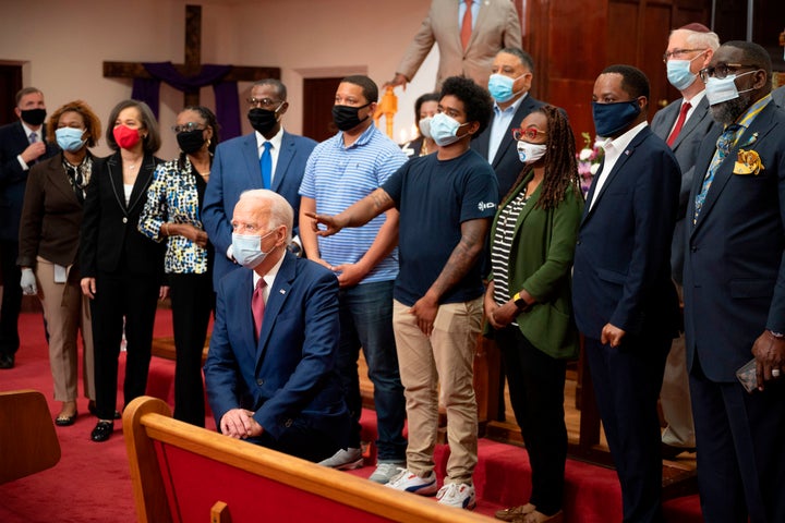 Joe Biden, genou à terre, dans une église de Wilmington, dans le Delaware, le 1er juin.