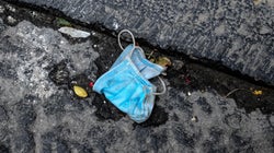 El grave impacto de mascarillas y guantes en el medio