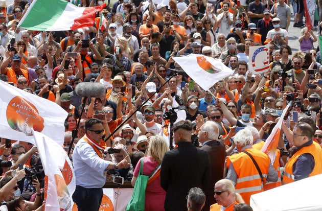 "Popolo, ribellati!": la rivolta dei Gilet arancioni in piazza a Roma