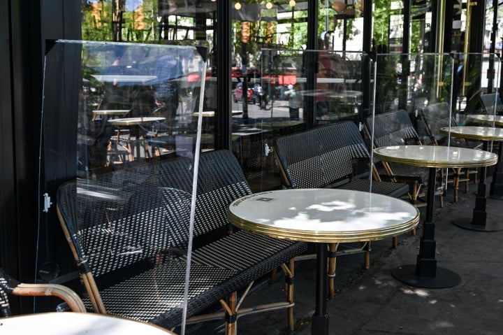 Les cafés et restaurants des zones vertes de France sont autorisés à rouvrir à partir du 2 juin 2020 avec des règles sanitaires strictes, après des semaines de fermeture forcée en raison des mesures adoptées pour freiner la propagation de la pandémie de COVID-19.