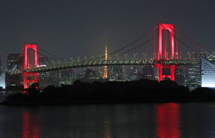 「東京アラート」が初めて発動され、赤くライトアップされたレインボーブリッジ＝6月2日午後、東京都港区 