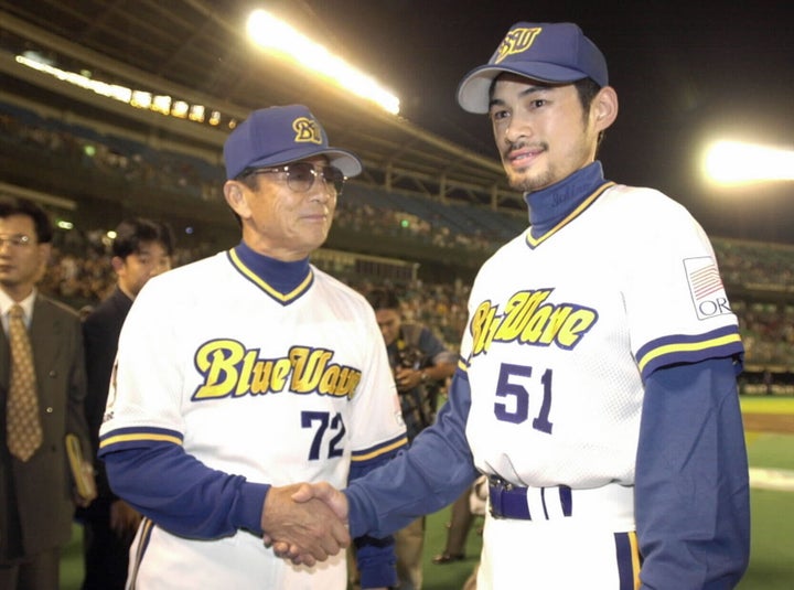 プロ野球・オリックス－西武／イチローと仰木監督 オリックスでの最後の公式戦を終え、仰木彬監督（左）と握手するオリックスのイチロー外野手（神戸） 2000年10月13日