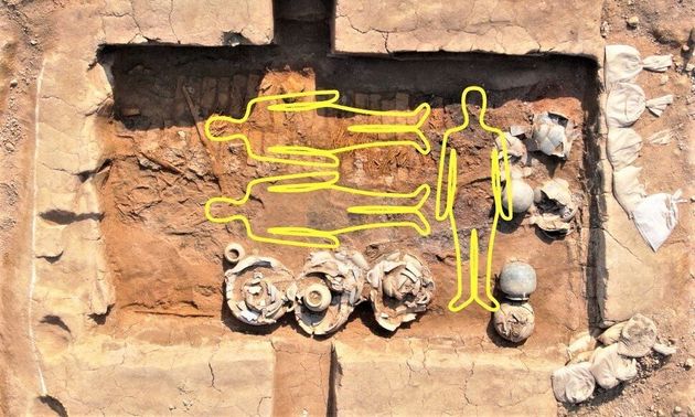 경남 김해시 대성동고분군에서 발굴된 108호 목곽묘 내부 모습. 노란색 선으로 나타낸 것처럼 무덤 안에서 3명의 인골이