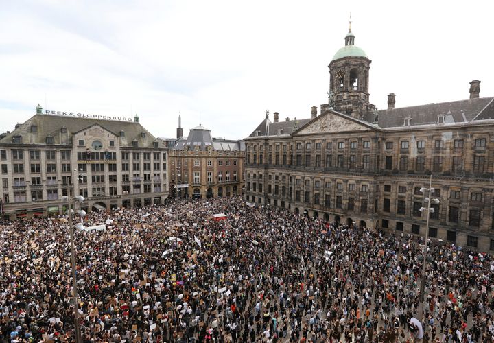 オランダ・アムステルダムで起きた抗議デモ