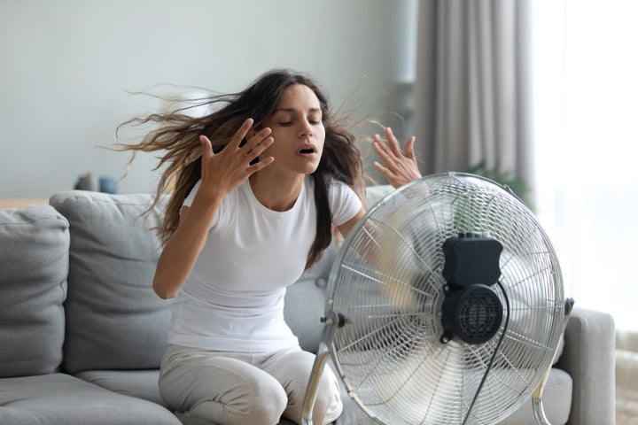 Καύσωνας και κλιματιστικό στο δωμάτιο.