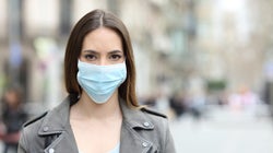 El paso que tienes que seguir antes de ponerte la mascarilla (además de lavarte las