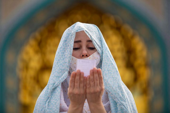 Γυναίκα στην Τεχεράνη συμμετέχει στην προσευχή για την γιορτή Είντ Αλ Φιτρ (24 Μαίου 2020)