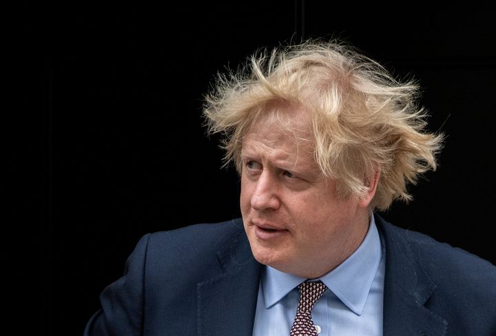 3 Ioυνίου 2020. Ο Βρετανός πρωθυπουργός Μπόρις Τζόνσον αναχωρεία από την Ντάουνιγκ Στριτ με προορισμό τη Βουλή των Κοινοτήτων για την προγραμματισμένη «Ωρα του Πρωθυπουργού». (Photo by Chris J Ratcliffe/Getty Images)