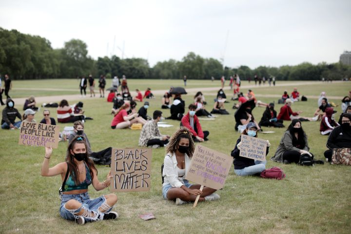 Λονδίνο, 3 Ιουνίου 2020. Διαδηλωτές με μάσκες στο πρόσωπο λόγω κορονοϊού, διαμαρτύρονται με το σύνθημα Black Lives Matter, στο Χάιντ Παρκ, με αφορμή τη δολοφονία του Τζορτζ Φλόιντ στη Μινεάπολη κατά τη διάρκεια σύλληψής του από αστυνομικούς. (Photo by Dan Kitwood/Getty Images)