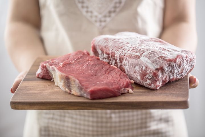 Não deixe a carne descongelando em temperatura ambiente. Demora demais, e existe o risco de proliferação de bactérias.
