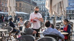 Leur restaurant a rouvert, trois serveurs nous racontent cette singulière