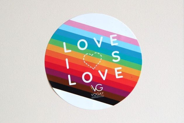 Um adesivo sobre o amor é retratado em uma parede na Vogay, uma associação para a diversidade sexual...
