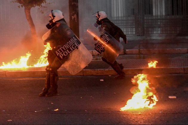 Επεισόδια έξω από την αμερικάνικη πρεσβεία - 12 προσαγωγές, σπασμένες βιτρίνες στο