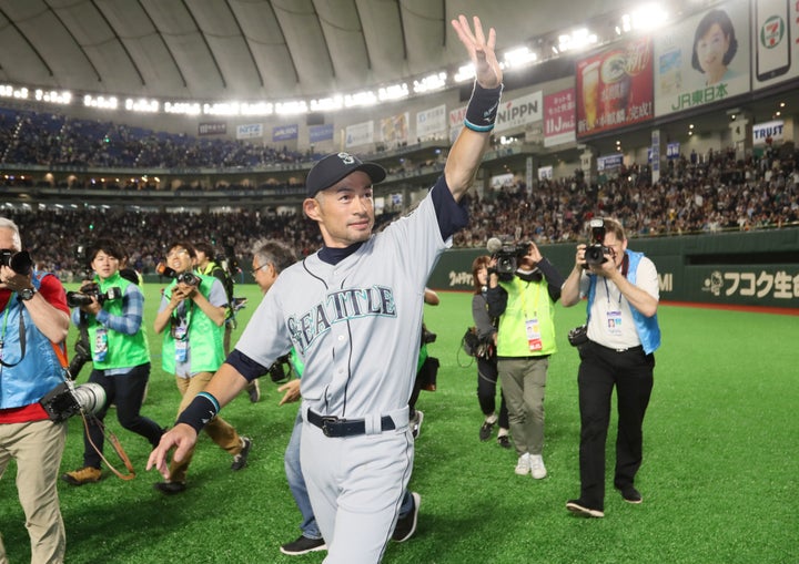 試合後、場内一周をしてファンにあいさつするマリナーズのイチロー＝2019年3月21日、東京ドーム