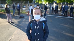 Les enfants seraient-ils finalement moins contagieux que les