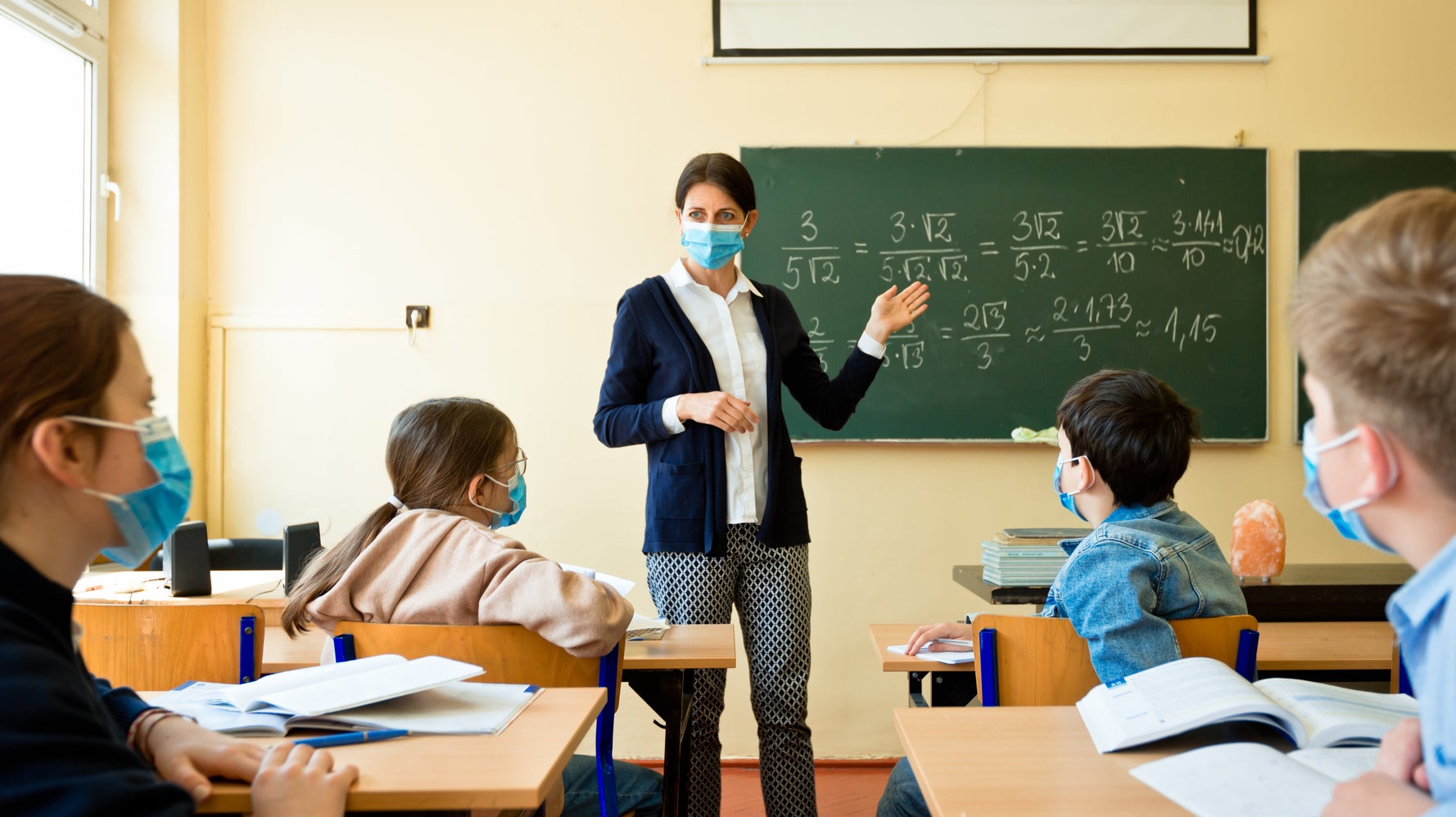 Enseigner avec un masque, l'expérience est mitigée chez les profs | Le Huffington Post LIFE