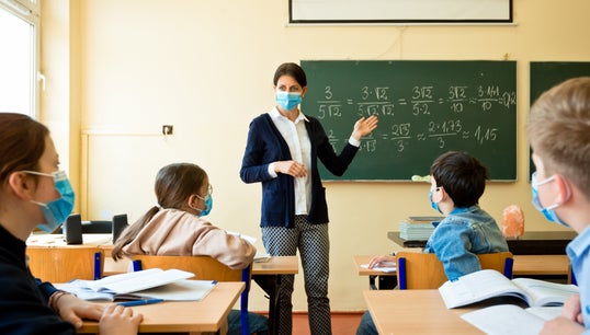 Enseigner avec un masque, l’expérience est mitigée chez les