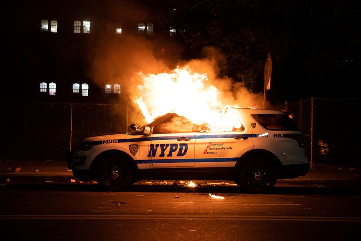 Un SUV de la police de New York en feu le 30 mai. 