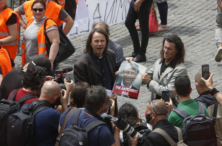 Manifestação em Roma, na Itália, no dia 2 de junho, contra as ações de combate ao novo coronavírus do governo italiano, apontou o fundador da Microsoft Bill Gates como um dos culpados pela existência do vírus. 