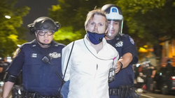 “Si c’est ainsi qu’ils traitent un journaliste blanc…” Arrêté par la police, le journaliste du HuffPost