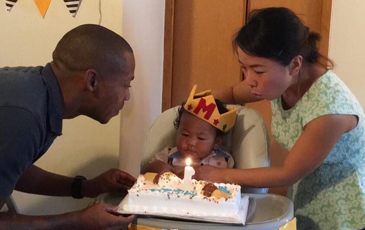 ウィリアムズ友美さんが、夫のウィルさんと息子のマリカ君と誕生日を祝う=ウィリアムズさん提供