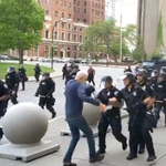 Trump indigne en évoquant un possible coup monté au sujet d'une violence policière sur une personne