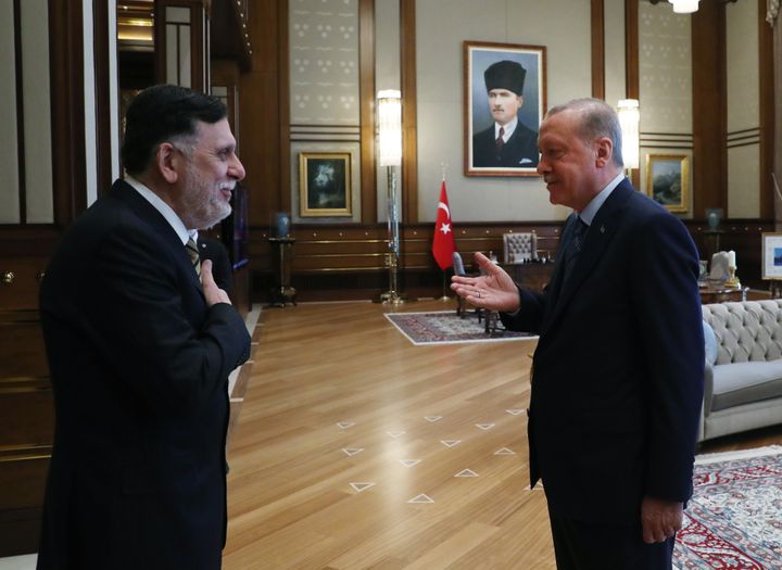 4 Ιουλίου 2020 - Ο Τούρκος πρόεδρος, Ρετζέπ Ταγίπ Ερντογάν, με τον Φαγέζ ελ Σάρατζ, πρωθυπουργό της λιβυκής κυβέρνησης εθνικής ενότητας, που έχει αναγνωριστεί από τη διεθνή κοινότητα. Η Τουρκία δημιουργεί παραστάσεις τετελεσμένων και με το πρωτόκολλο της Λιβύης βασικά επιχειρεί να αρπάξει την Ελληνική κυριαρχία (Photo by TUR PRESIDENCY/MURAT CETINMUHURDAR/Anadolu Agency via Getty Images)