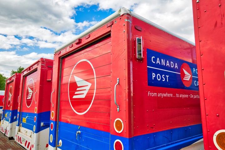 Comme Une Lettre A La Poste Travailler Pour Postes Canada En Temps De Pandemie Huffpost Quebec Nouvelles