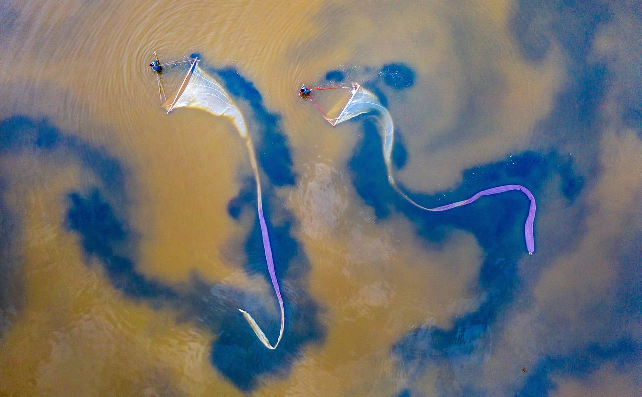 Αεροφωτογραφία από την λίμνη με αλμυρό νερό, Γιούντσενγκ, στην Κίνα. Εργαζόμενοι στην εταιρεία Shanxi Coking Coal Yuncheng Salt Group Co, ψαρεύουν ένα είδος γαρίδας, ονόματι «Πίθηκος της Θάλασσας» προκειμένου στην συνέχεια να γίνει ιχθυοτροφή. Δευτέρα 1 Ιουνίου.