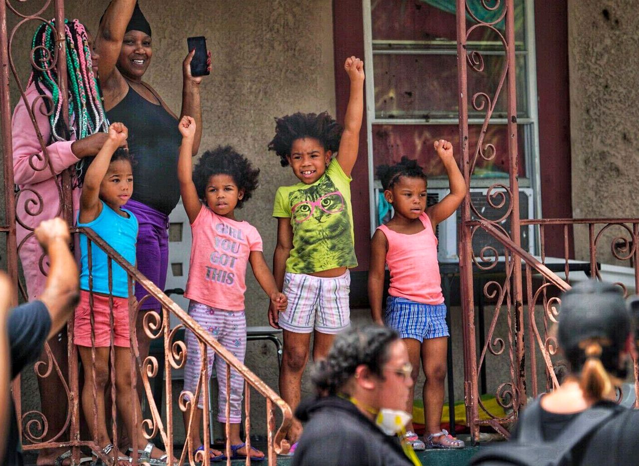 Μία οικογένεια στην πόλη της Τάμπα στην Φλόριντα δείχνει την υποστήριξη της στην πορεία του κινήματος «Black Lives Matter» (Οι Ζωές των Μαύρων Έχουν Αξία), που έγινε την Κυριακή, 31 Μαίου.