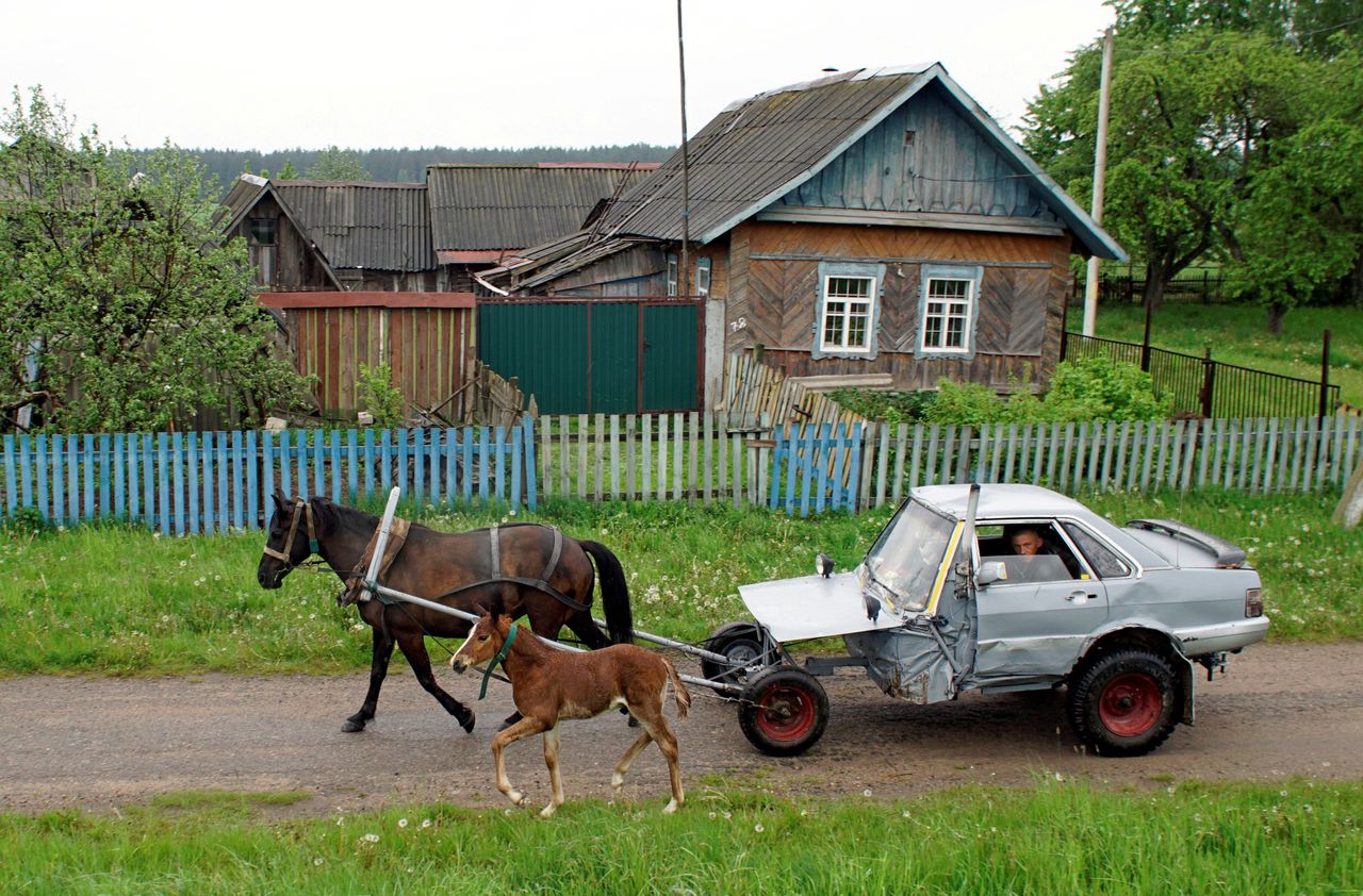 Ο βοσκός Αλεξέι Ουσίκοφ, βγήκε βόλτα με το κάρο του, που δημιούργησε από ένα παλιό αυτοκίνητο, μοντέλο Audi-80, στην Λευκορωσία. Μάλιστα επειδή χρησιμοποίησε μόνο το μισό αμάξωμα το ονόμασε Audi-40. 