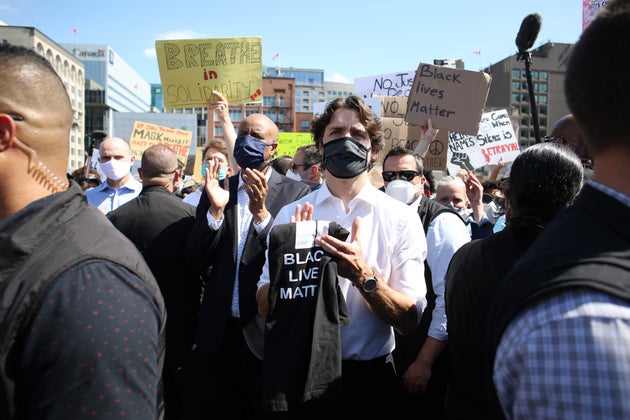 カナダのトルドー首相が抗議デモに参加。ひざまずいて「Black Lives