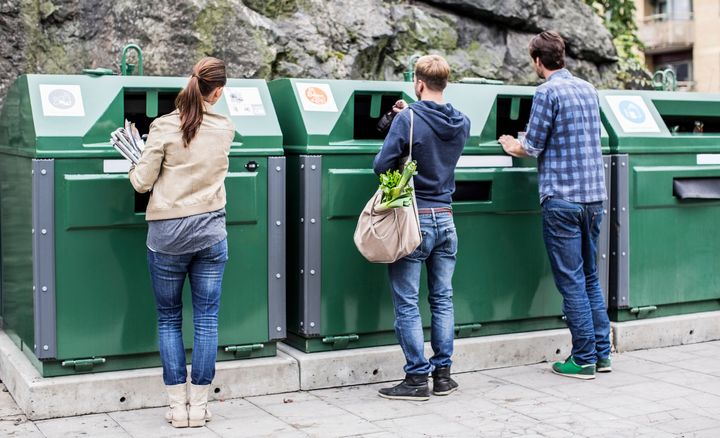 ストックホルムには、街の至る所に「容器リサイクルステーション」が設けられている。