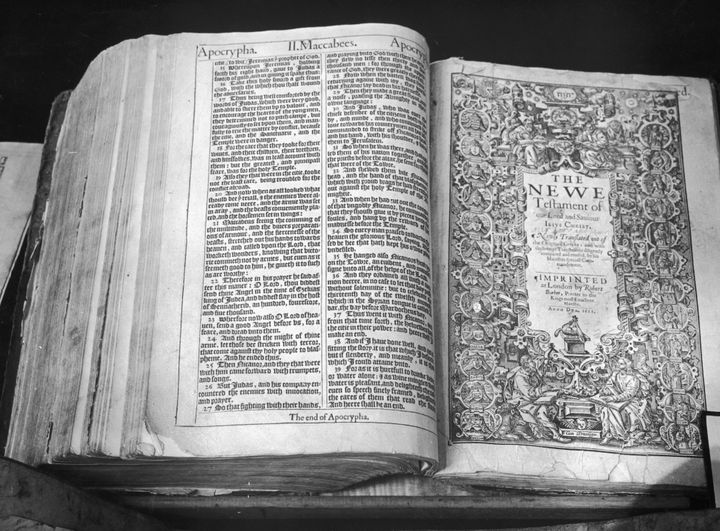 Βίβλος της Έκδοσης King James  (Photo by Topical Press Agency/Hulton Archive/Getty Images)