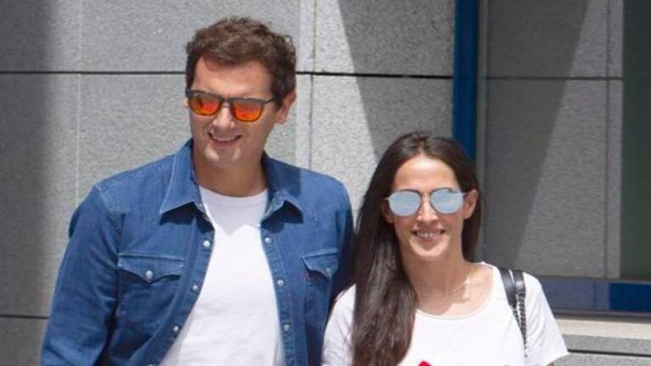 La primera imagen de Albert Rivera y Malú, en la puerta del hospital HM Puerta del Sur de Móstoles (Madrid) en julio de 2019.