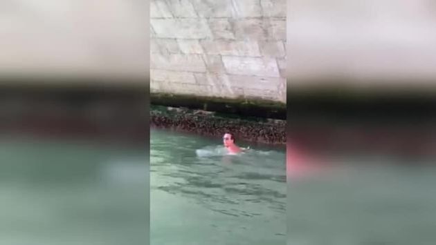 Βενετία: Εβγαλαν τα ρούχα τους και κολύμπησαν στο Μεγάλο Κανάλι - Τσουχτερό
