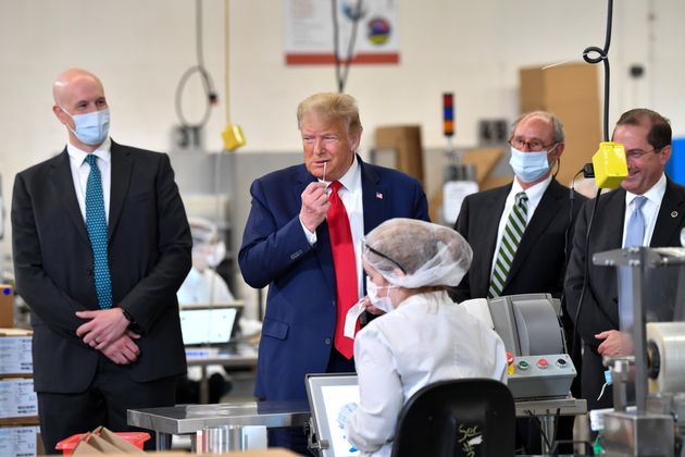 Trump visite une usine de tests au coronavirus sans masque le 5 juin 2020, la production du jour