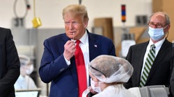 Après une visite de Trump sans masque, cette usine de tests au coronavirus détruit sa