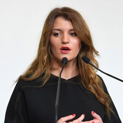 Congé paternité d’un mois, jeunes grands-parents... Schiappa “veut faire plus” pour la