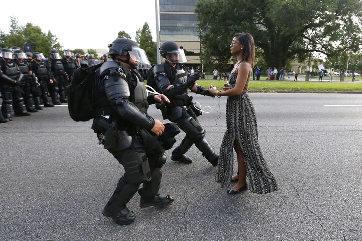武装した警察官に対して、無言で抗議する黒人女性。2016年、ルイジアナ州バトンルージュでの黒人射殺事件に対するデモの際に撮影され「象徴的だ」と話題になった。