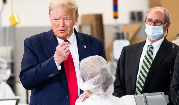Donald Trump sujetando uno de los palillos.