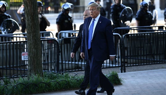 Jugeant la situation “sous contrôle”, Trump retire la garde nationale de