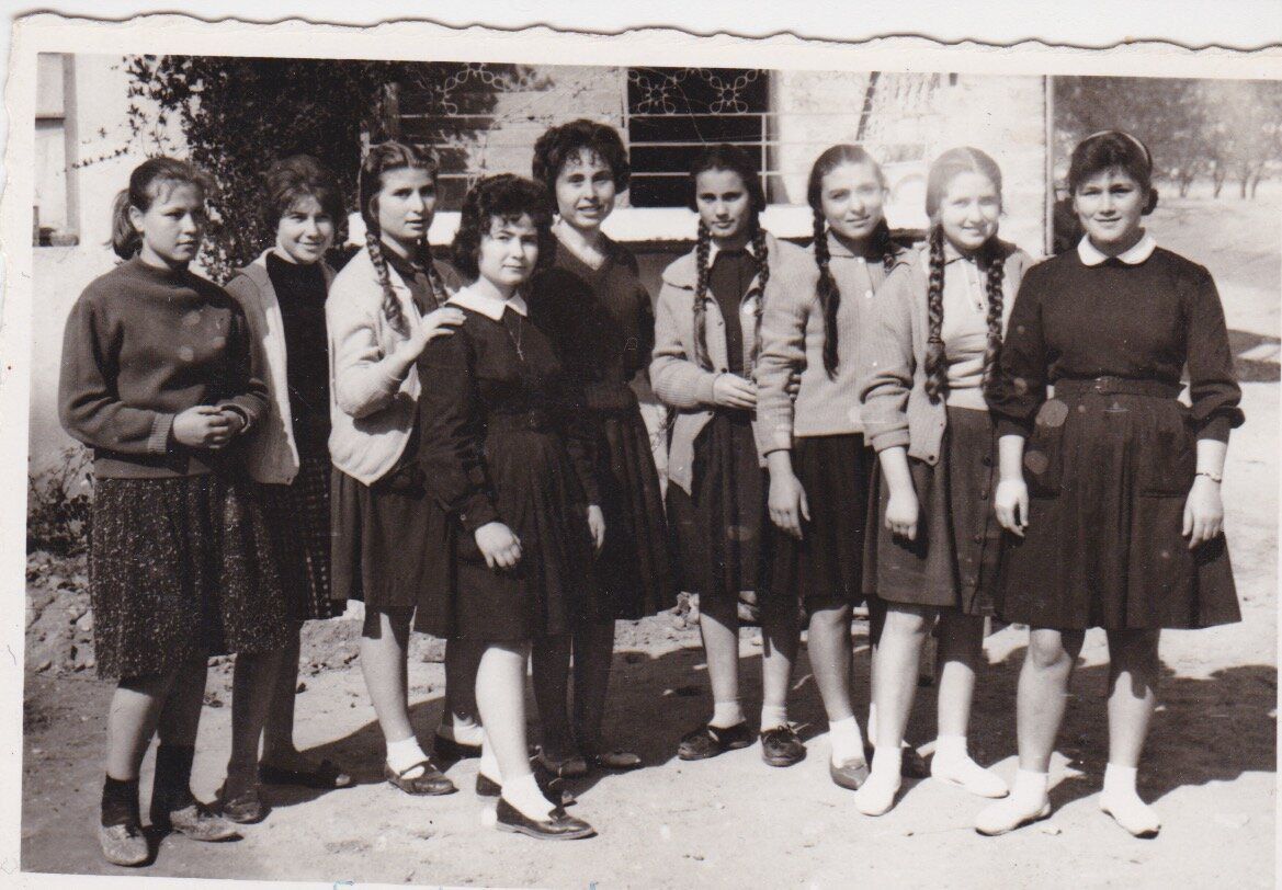 Μαθήτριες, Απρίλιος 1962