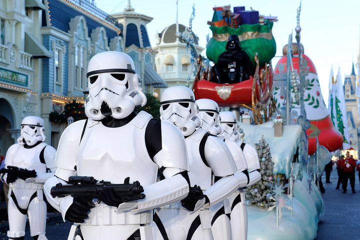 2013年、「ウォルト・ディズニー・ワールド・リゾート」内のクリスマスパレードに参加した際のストームトルーパー