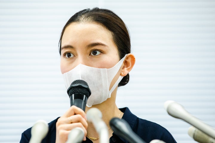 記者会見で話す伊藤詩織さん