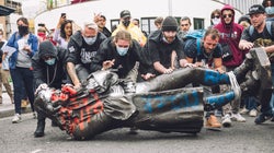 La statue du marchand d’esclaves déboulonnée à Bristol devrait finir au